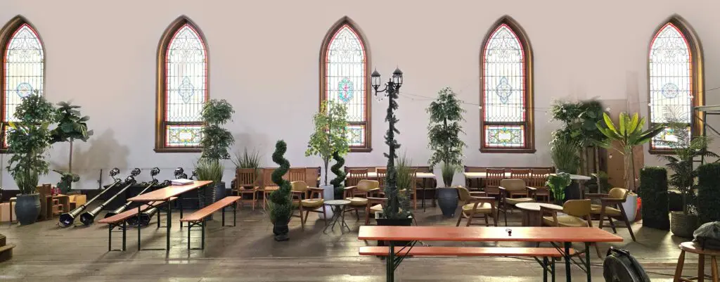 Platz seating area with greenery and picnic tables
